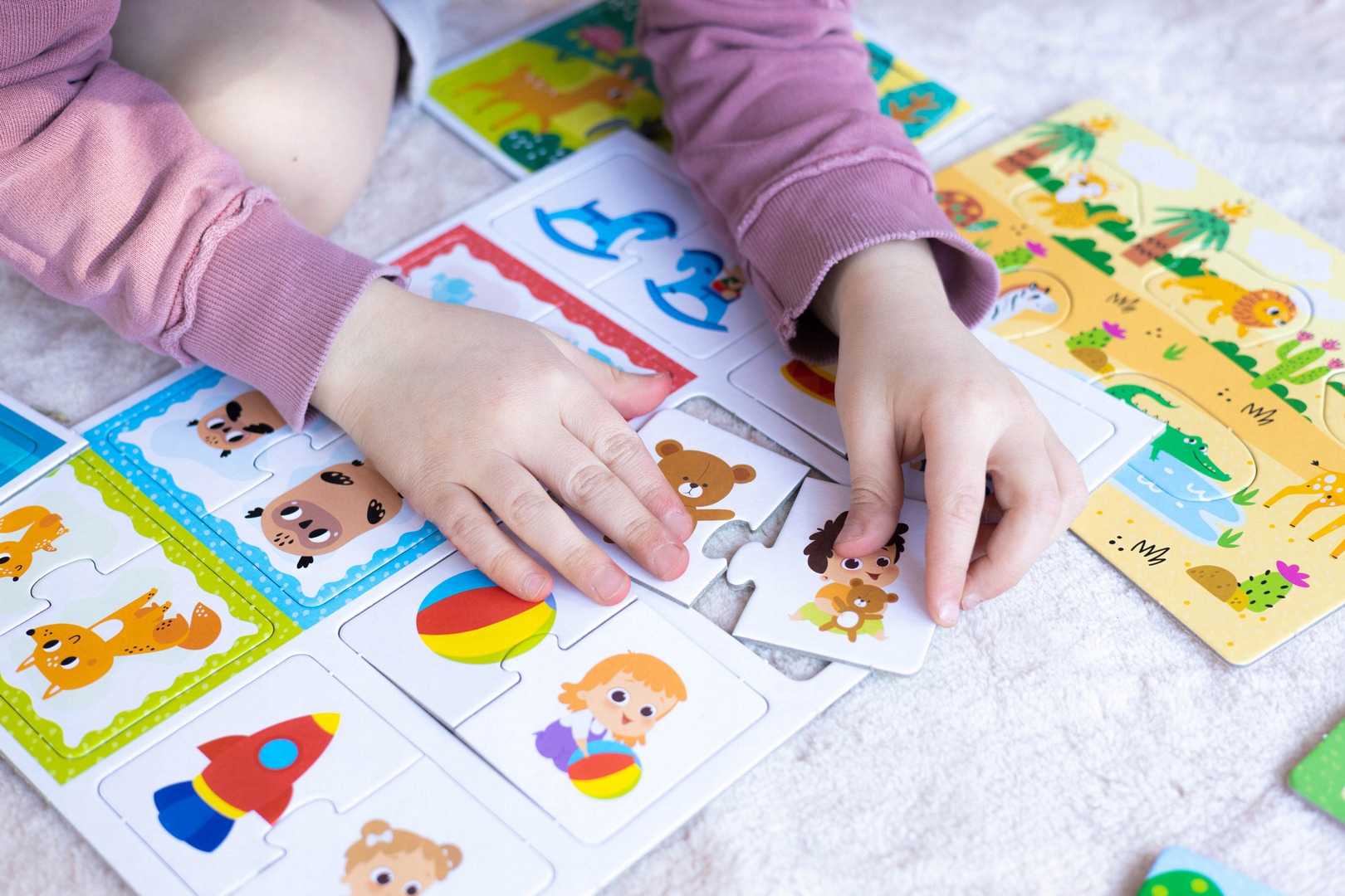 Wiele możliwości zabawy: plansze, puzzle i gra pamięciowa