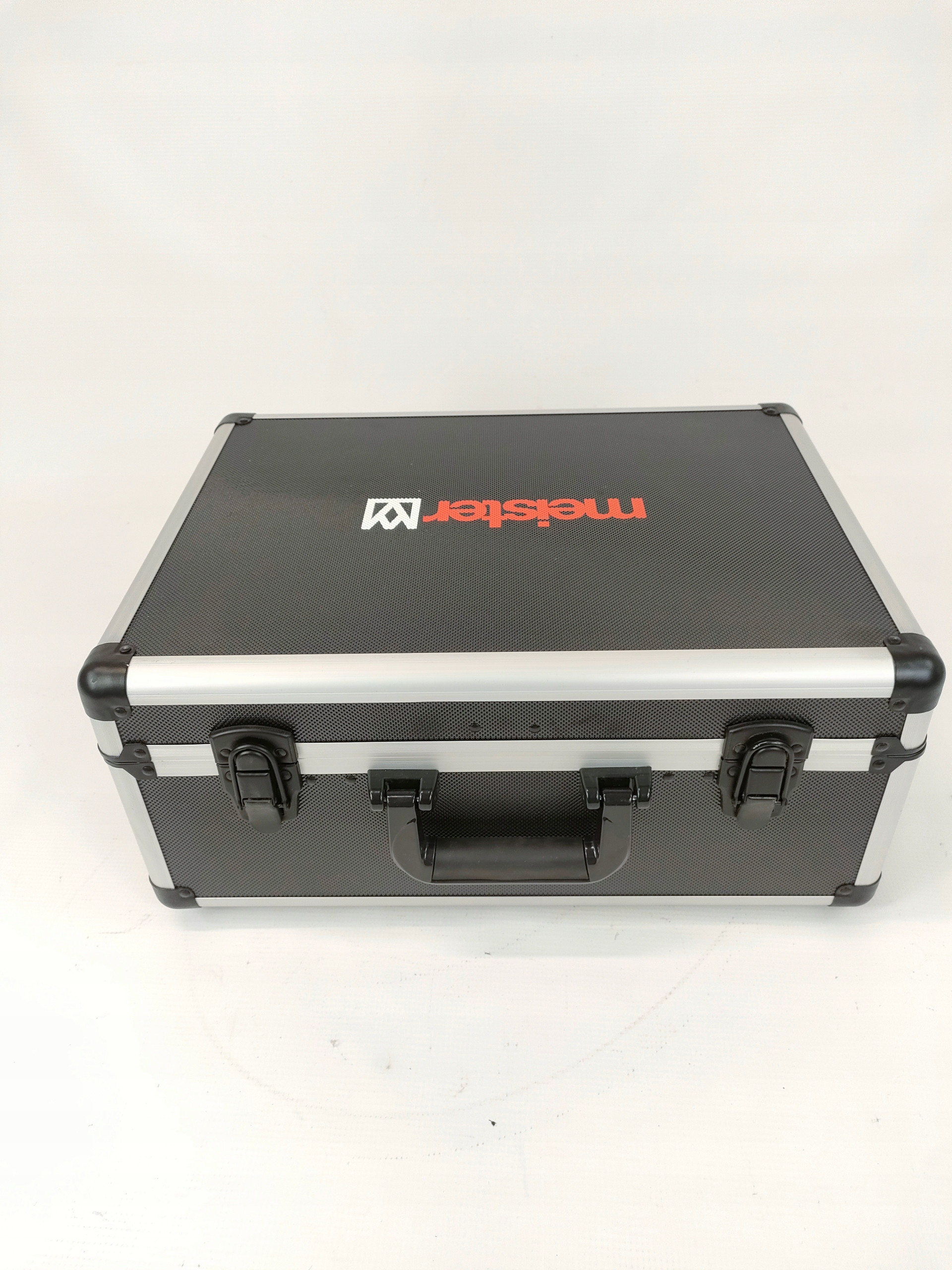 Kompaktowy zestaw narzędzi w praktycznej walizce