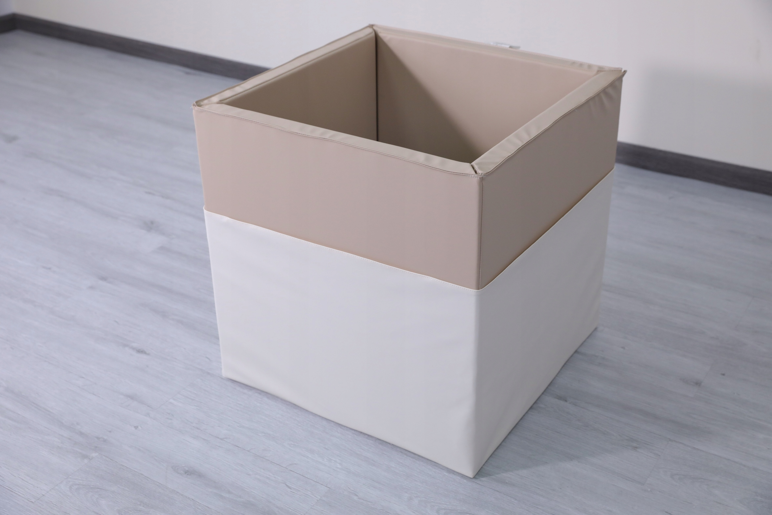 Elegancki design w biało-beżowej kolorystyce – Stylowy akcent w każdym wnętrzu