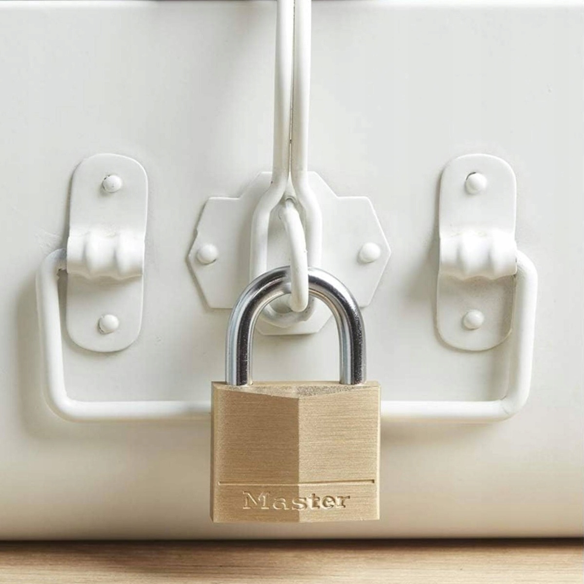 Zastosowanie kłódek MasterLock 140EURSIX – Idealne do szafek, bram i magazynów