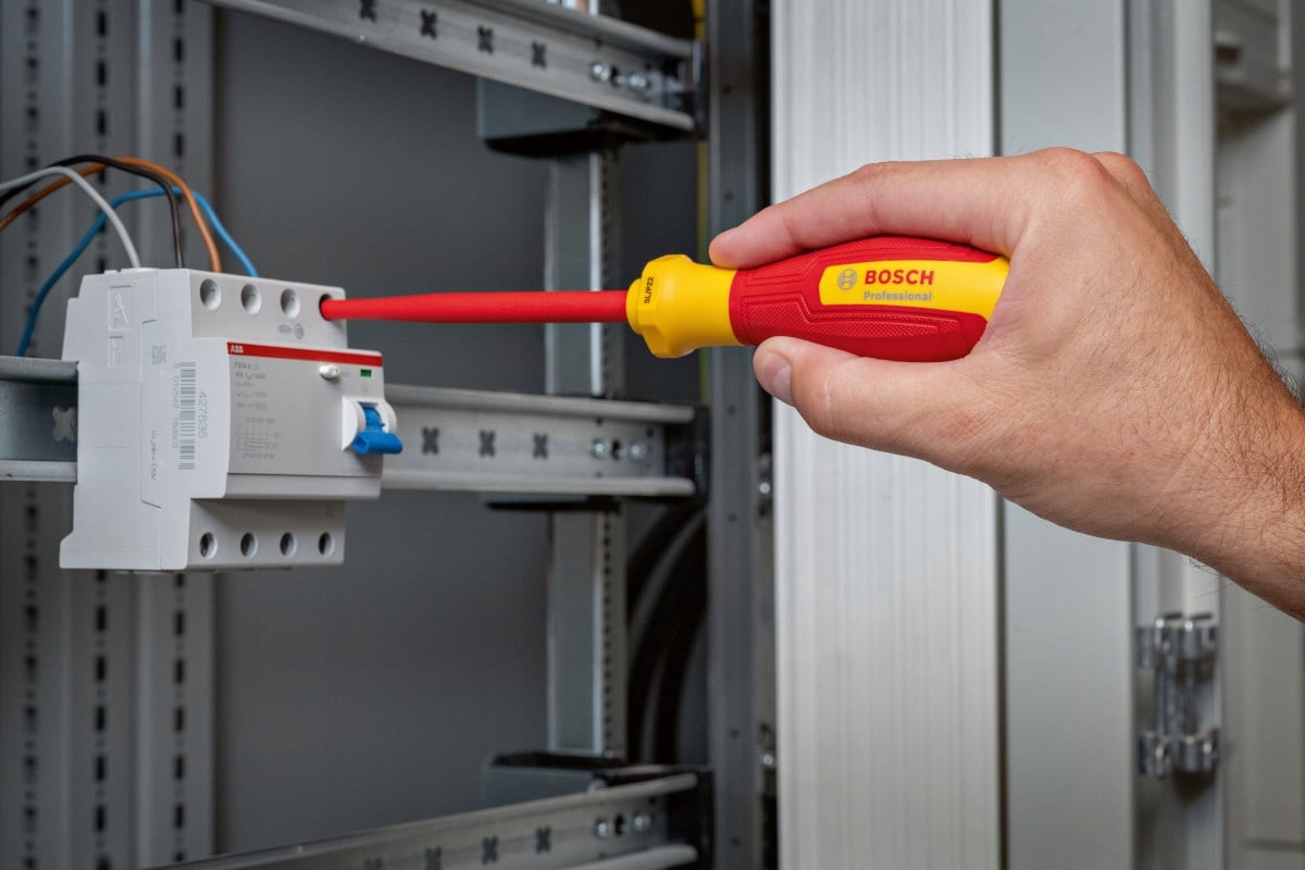 Wąski grot umożliwiający pracę w trudno dostępnych miejscach