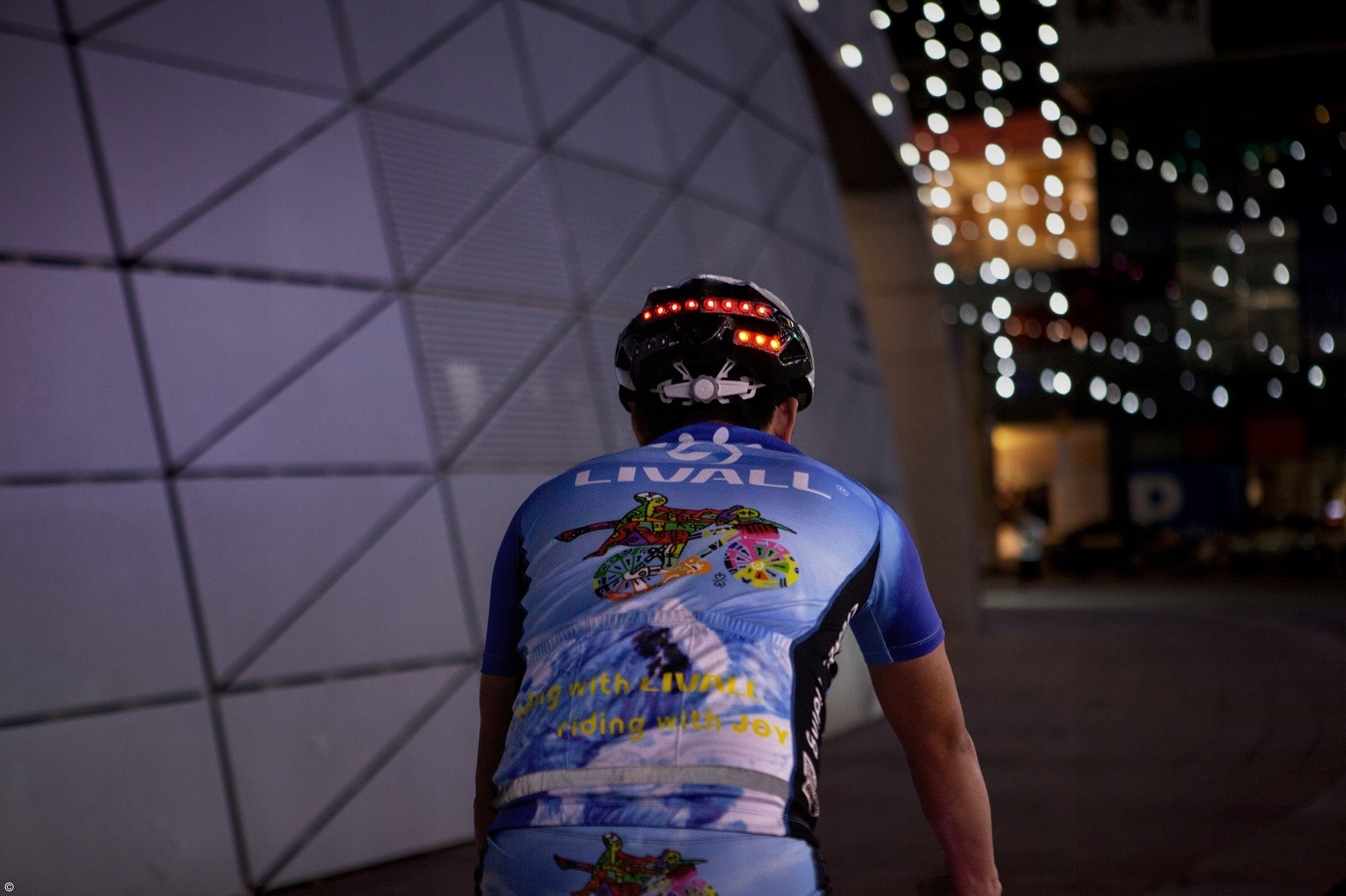 Kierunkowskazy i sygnał stop w kasku