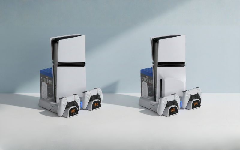 Dwie podstawki YAXO Arctic Breeze NE z konsolą PS5, pudełkiem gry i dwoma kontrolerami DualSense