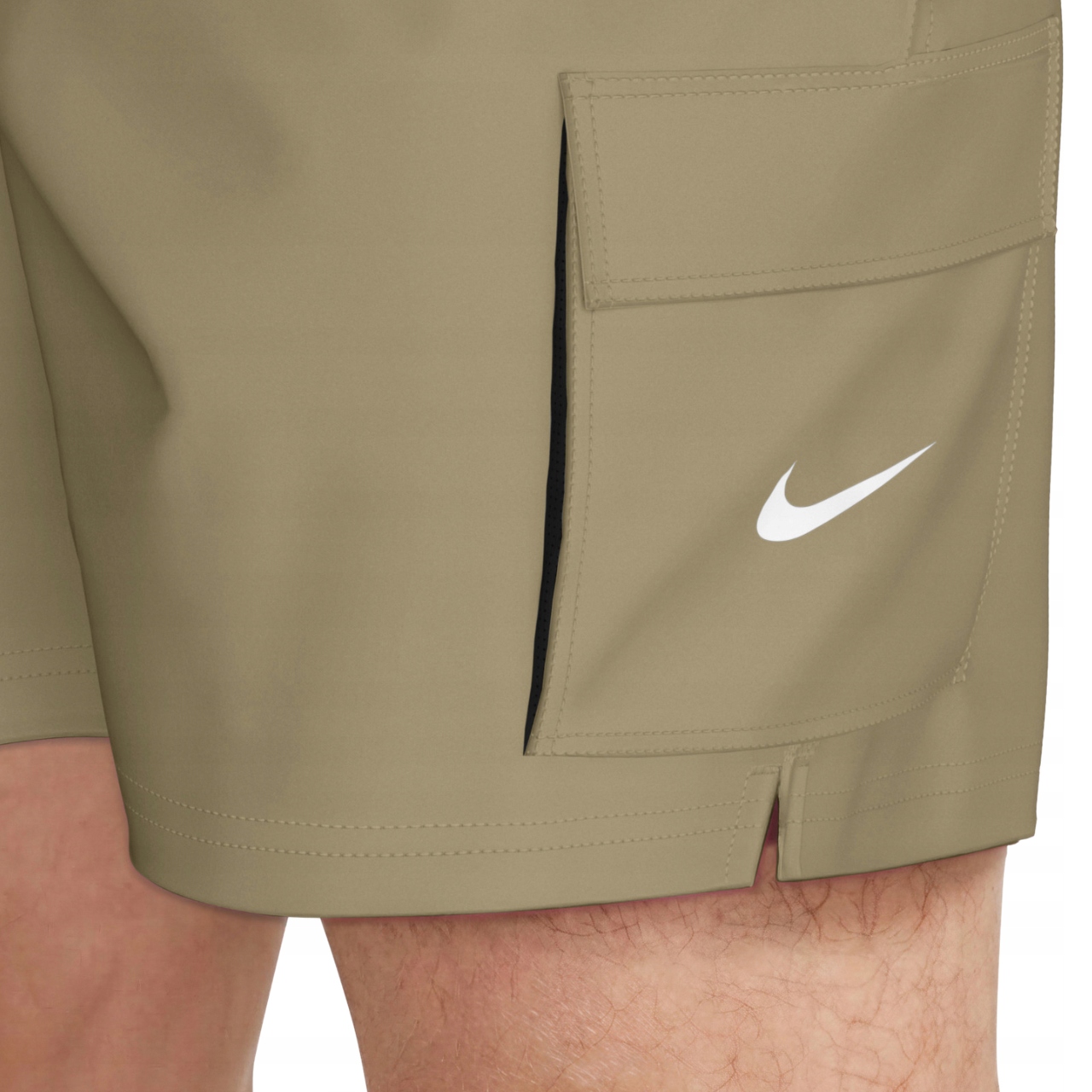 Stylowe detale – Logo Nike i modny kolor khaki