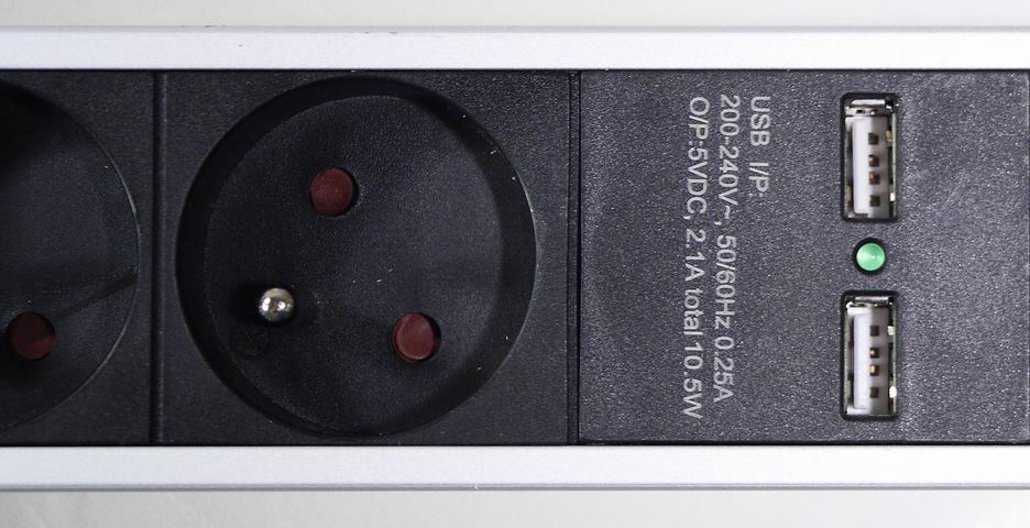 Funkcjonalność zasilania – 4 gniazda sieciowe i 2 porty USB