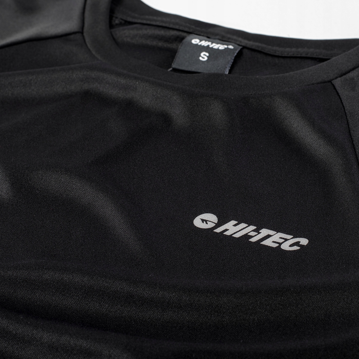 Klasyczny krój z odblaskowymi elementami