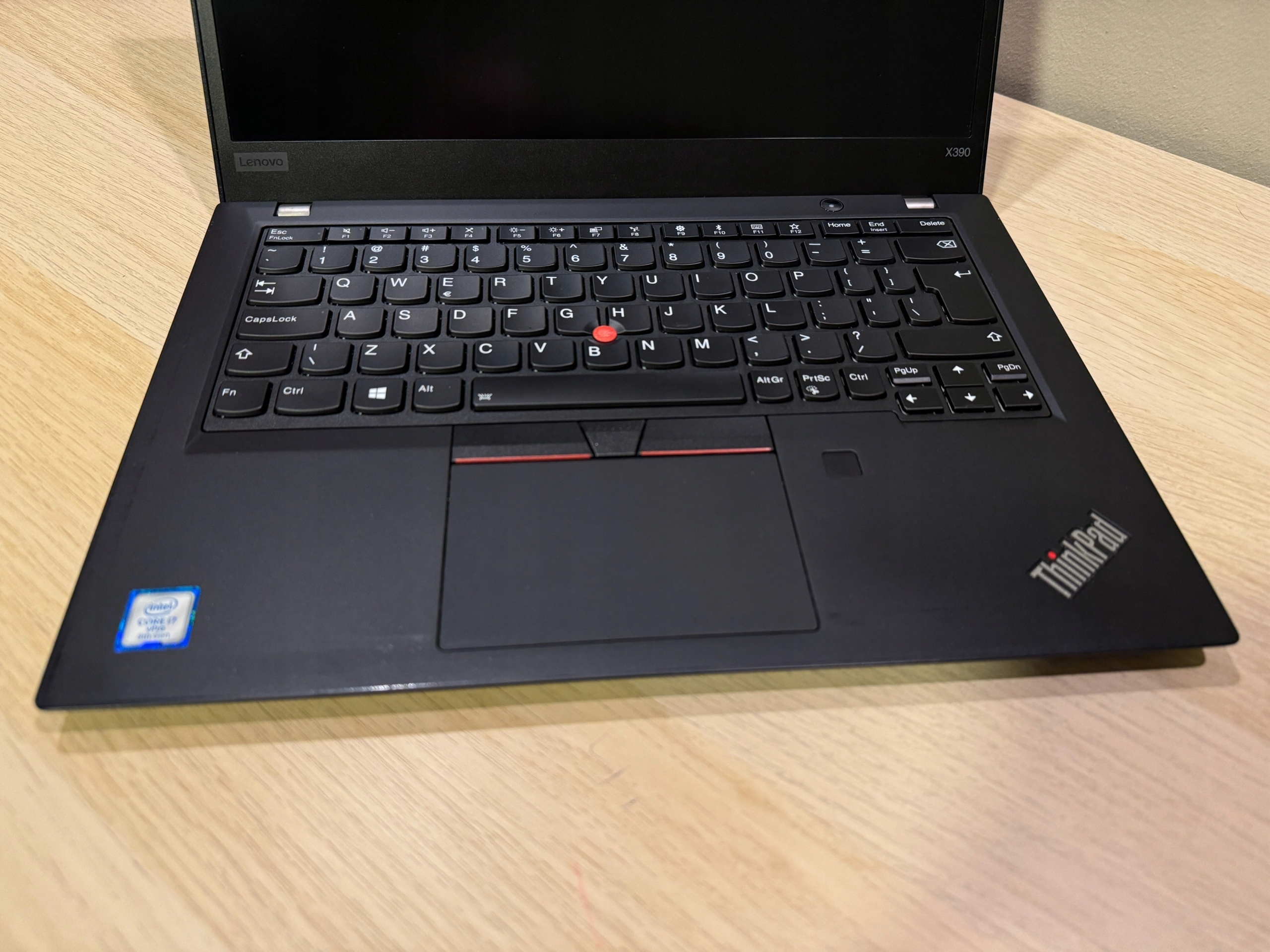 Ergonomiczna klawiatura i wygodny touchpad