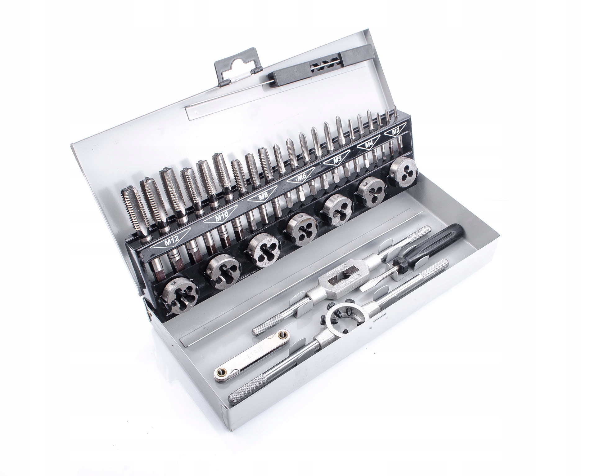 Praktyczne opakowanie – Metalowa skrzynia dla łatwego transportu