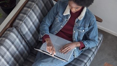 Osoba piszÄ…ca na ekranie Surface Laptop 2