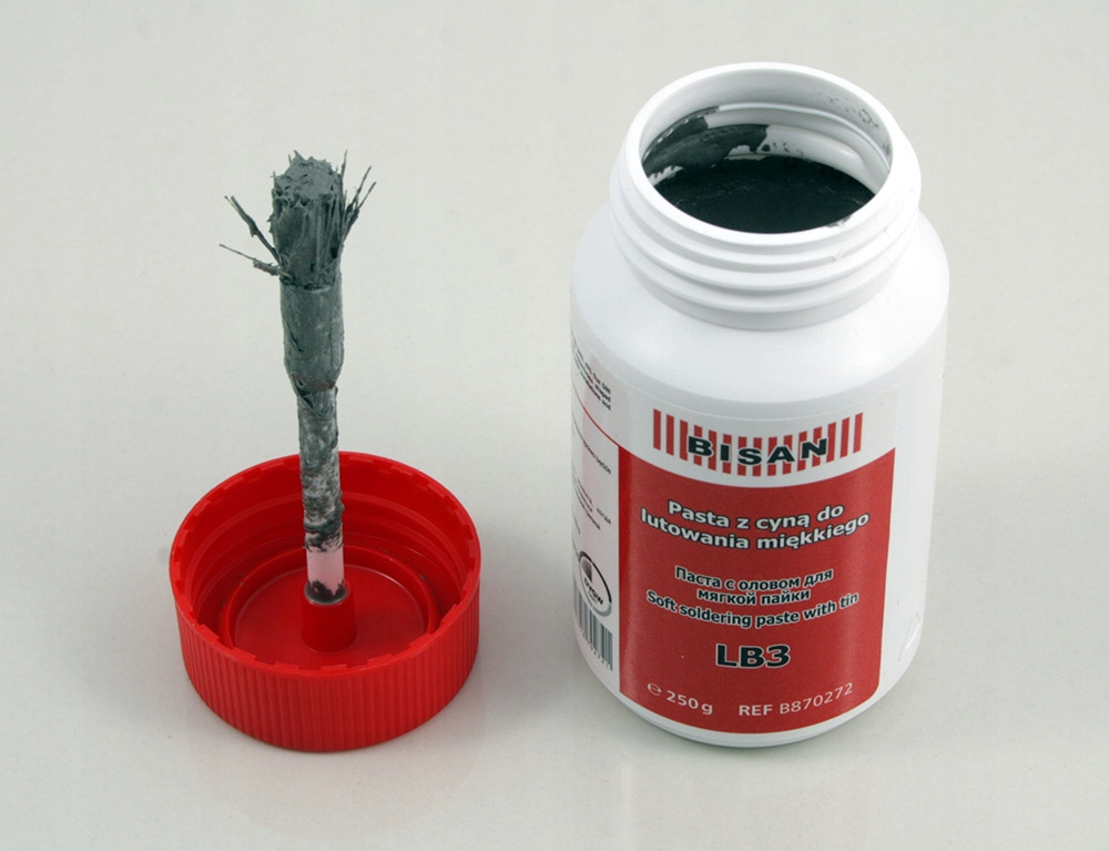 Precyzyjna aplikacja dzięki wygodnemu pędzelkowi