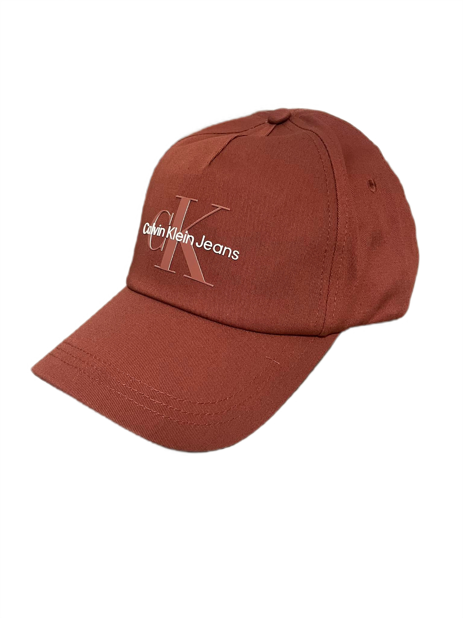 Czerwony kolor z bordowym odcieniem – Modny wybór na lato