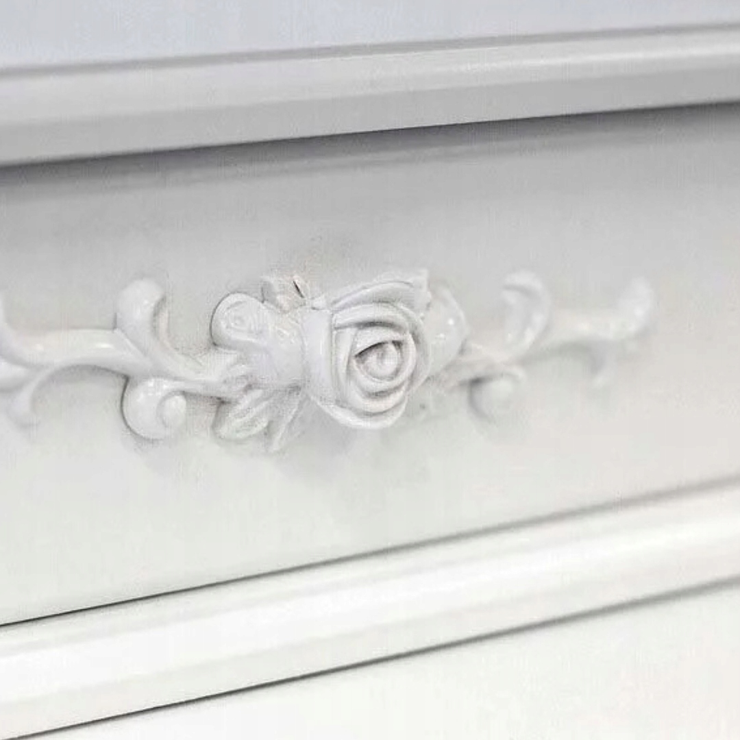 Stylowy design – Biały kolor i kwiatowe akcenty