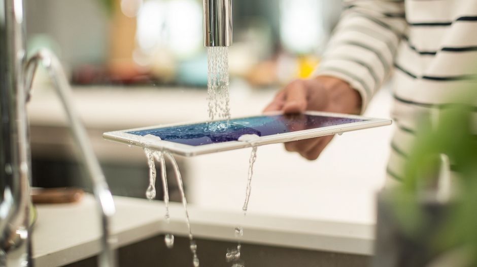 Opłukiwanie urządzenia Xperia Z4 Tablet pod kranem w kuchni
