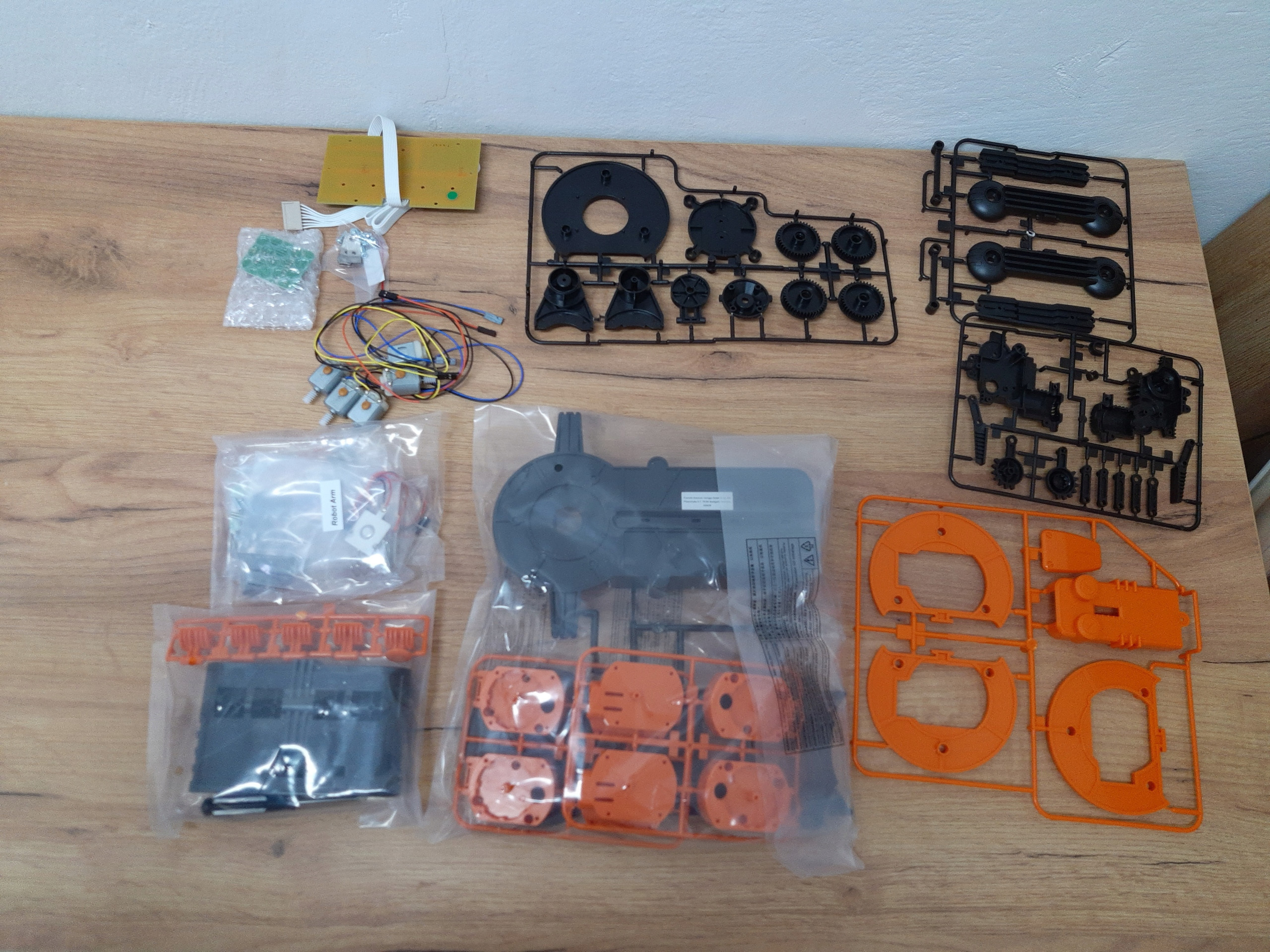 Kolor i materiały: wielokolorowy metal i plastik