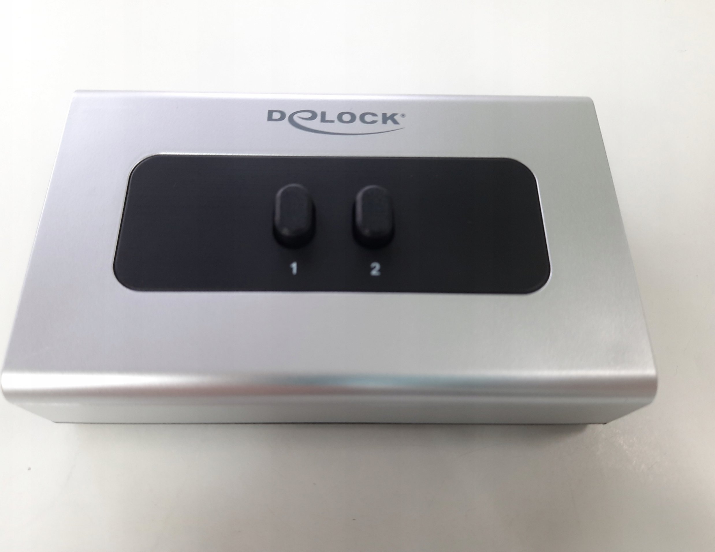 Solidna konstrukcja z metalowymi wtyczkami