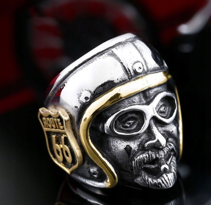 Kolor i design – Srebrny pierścień w stylu biker