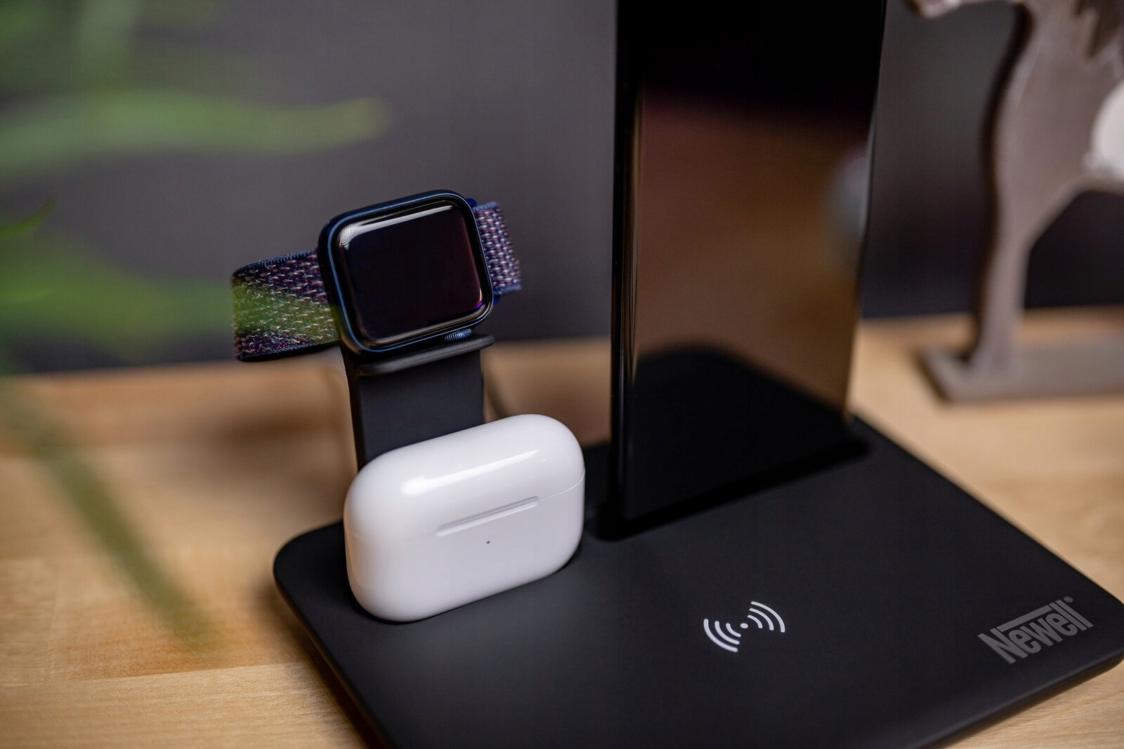 Specjalne funkcje – Ładowanie słuchawek AirPods i Apple Watch