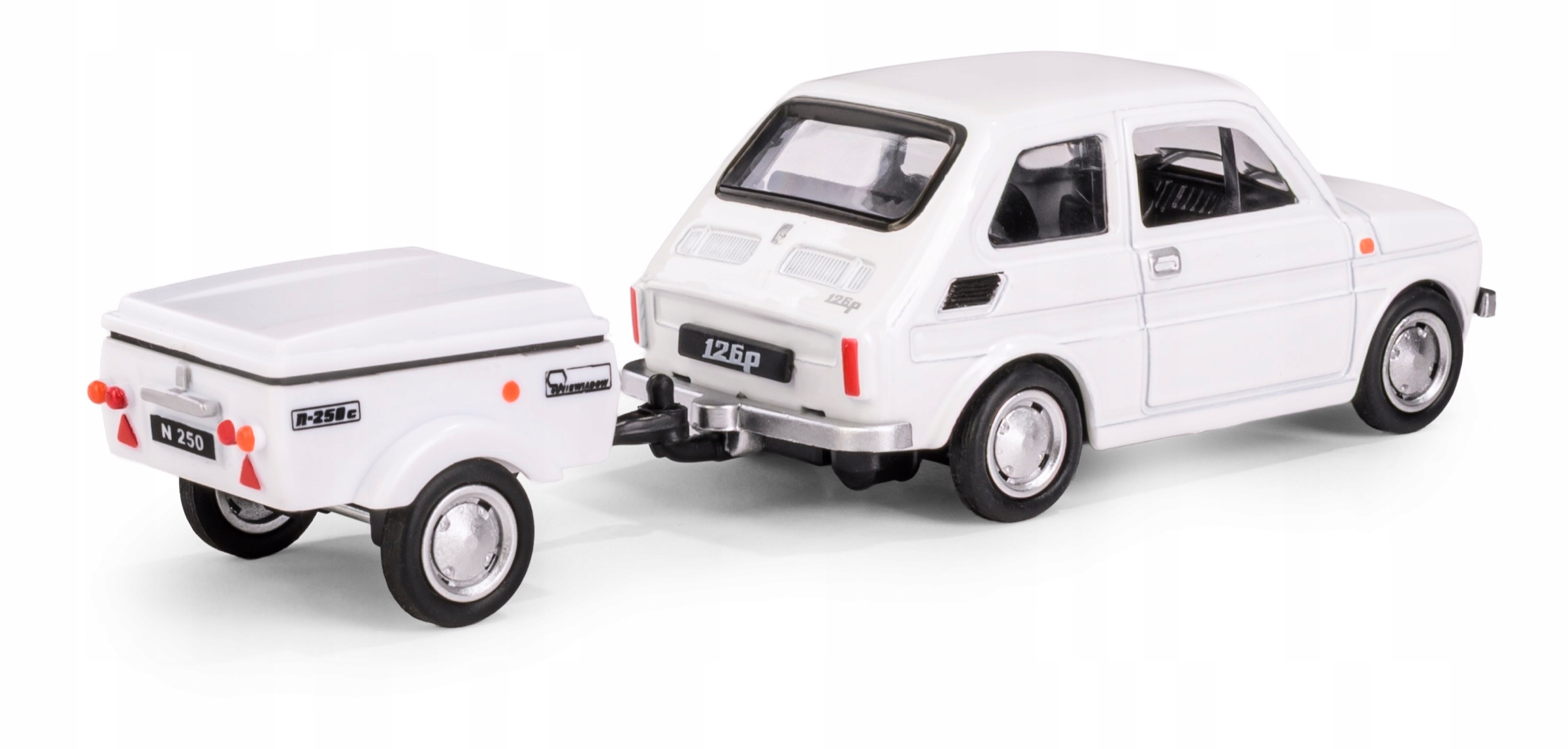 Precyzyjne odwzorowanie detali – Fiat 126p z przyczepą Niewiadów