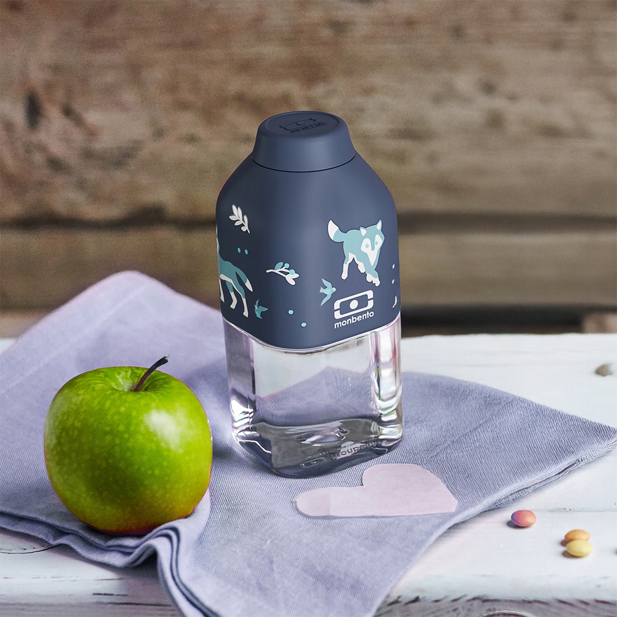 Stylowy design z motywem wilczka – Butelka, która zachwyca