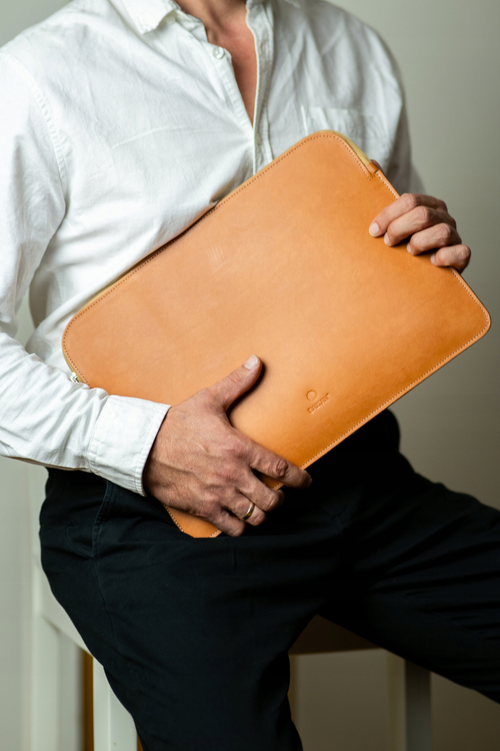 Etui Zip MAC 14 - Brązowe etui dla Twojego MacBooka