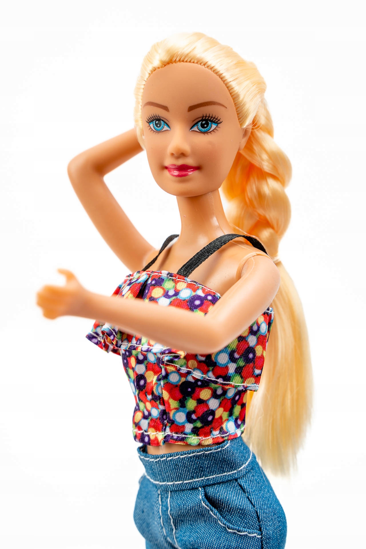 Długie blond włosy i modny styl