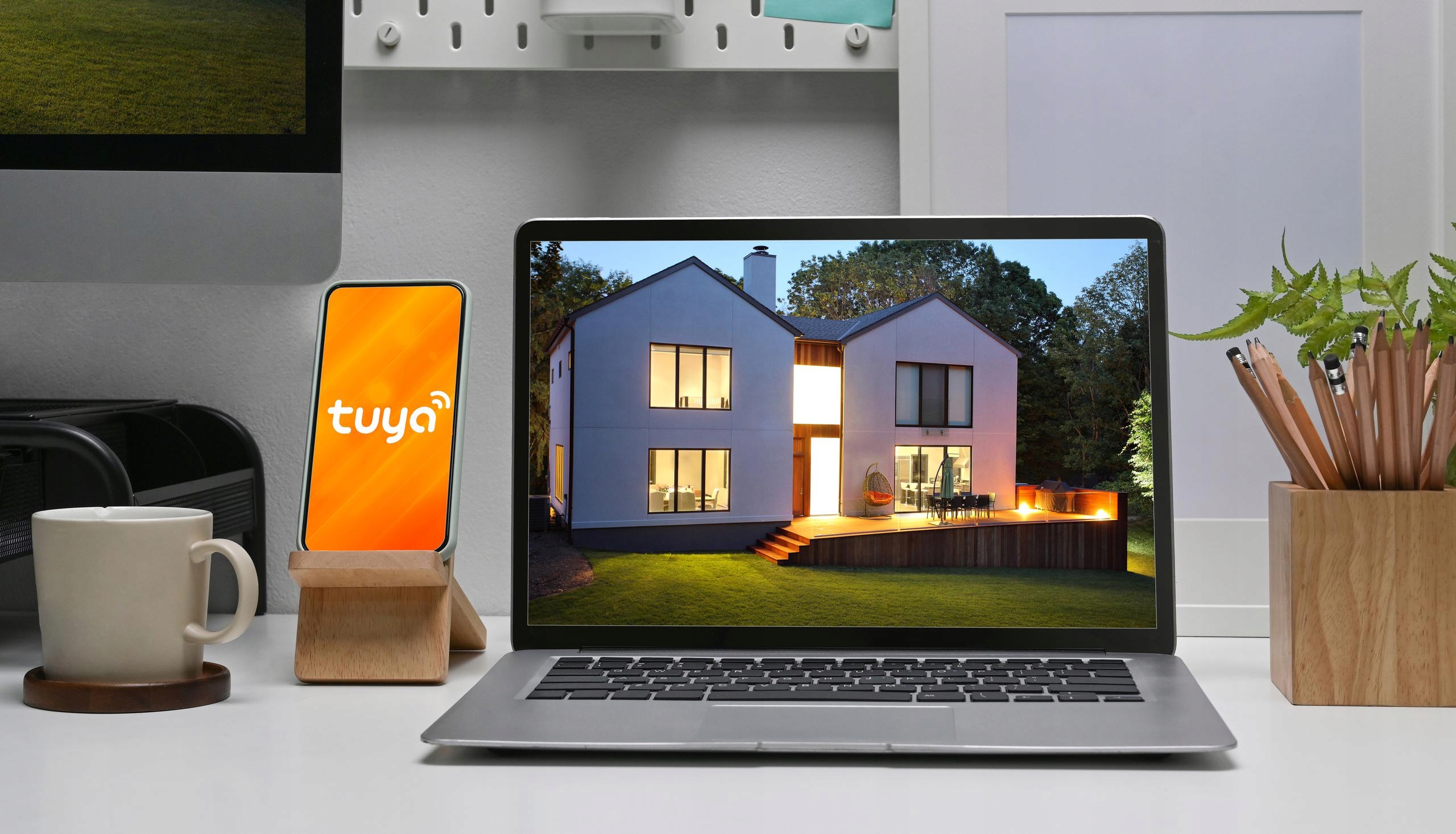 Obrotowa konstrukcja z kątem obrotu 270° w poziomie i 90° w pionie