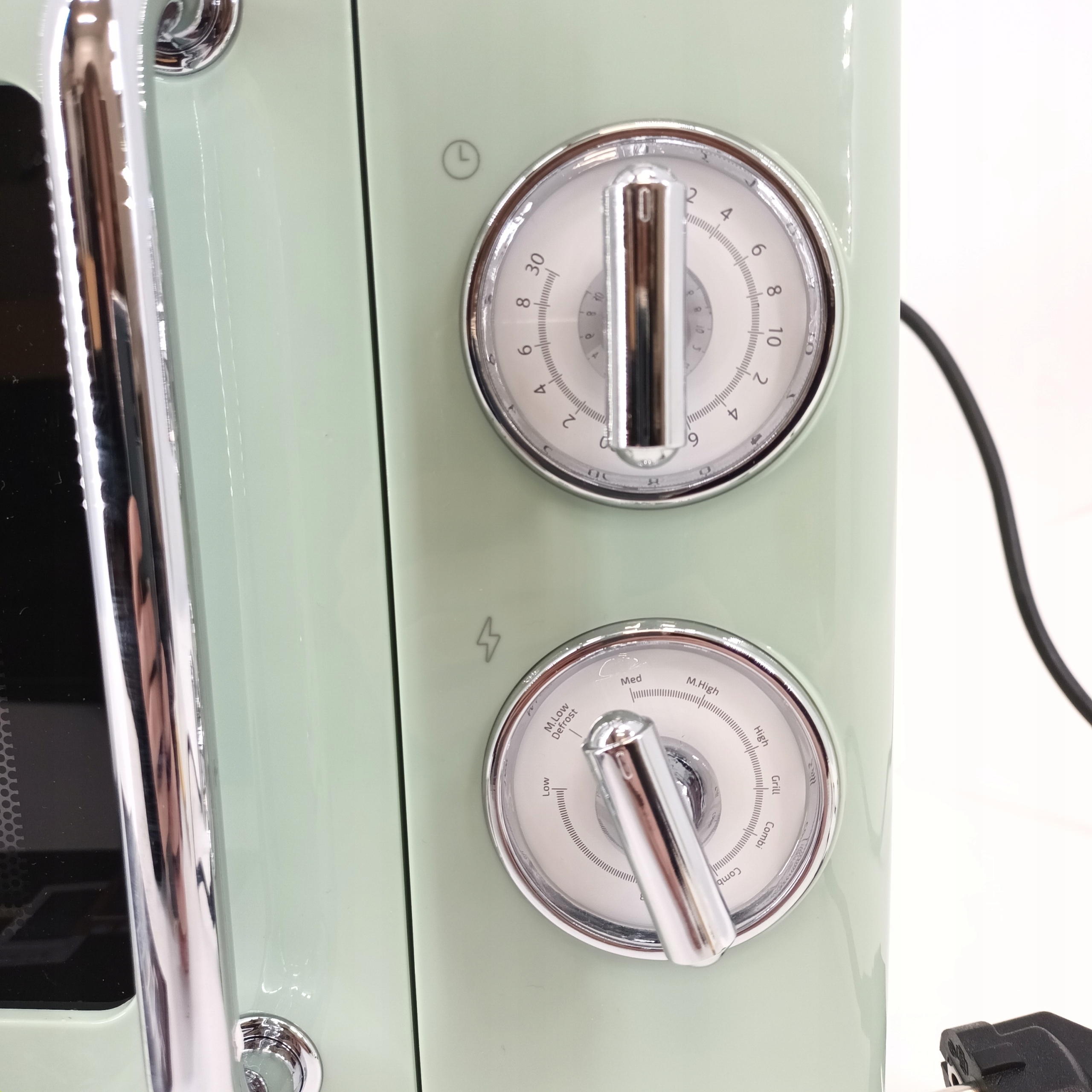 Moc 700 W i 6 poziomów mocy – Dostosuj gotowanie do swoich potrzeb