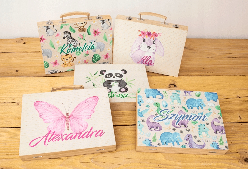 Personalizowana drewniana walizka z kolorowym nadrukiem