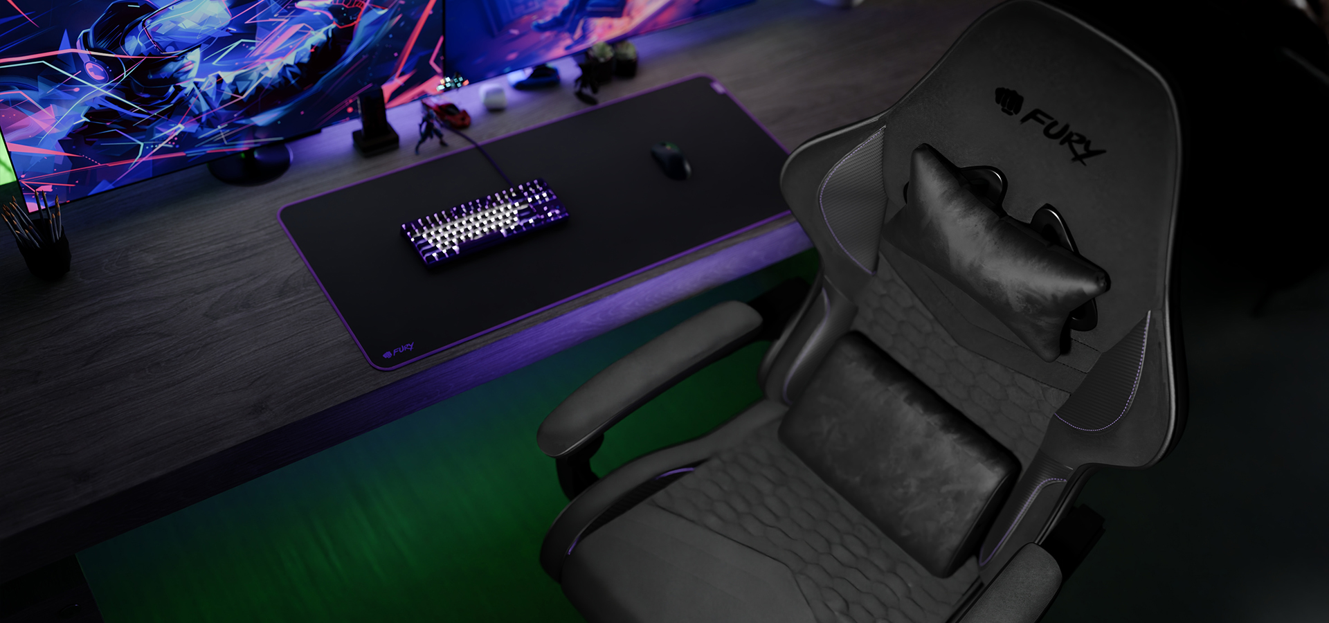 Fotel gamingowy Black Fury Shinai S4 ustawiony obok klawiatury i myszy na biurku, oświetlony światłem otoczenia