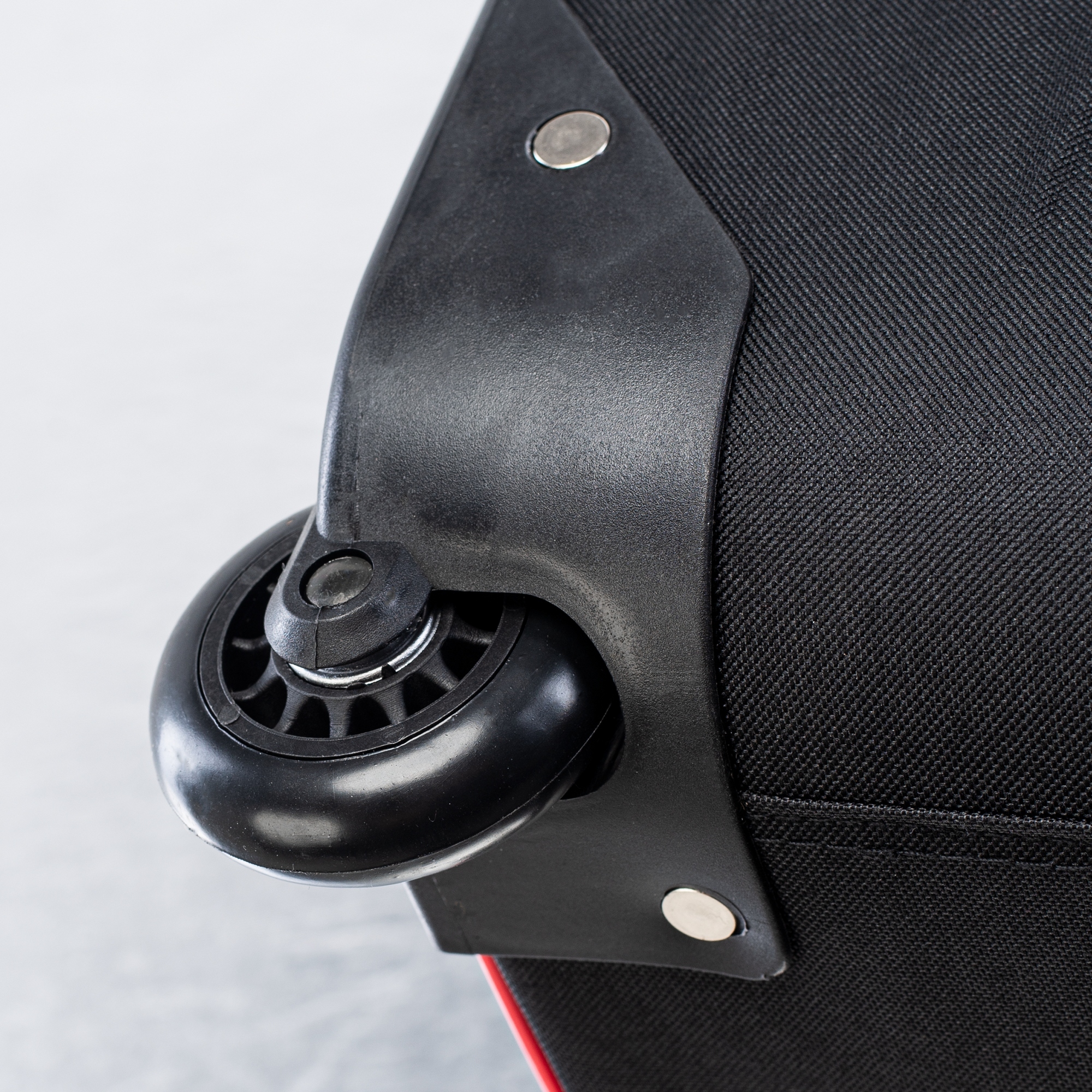 Wygodne przemieszczanie – Teleskopowa rączka i pojedyncze kółka