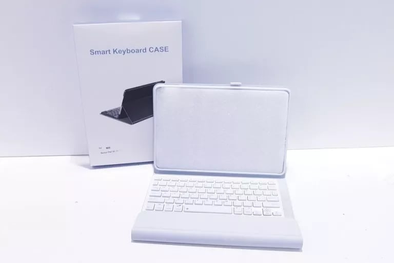 Zestaw zawiera: etui, klawiaturę i kabel USB