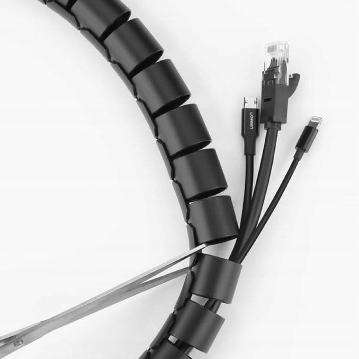 Efektywne zarządzanie kablami w biurze i domu