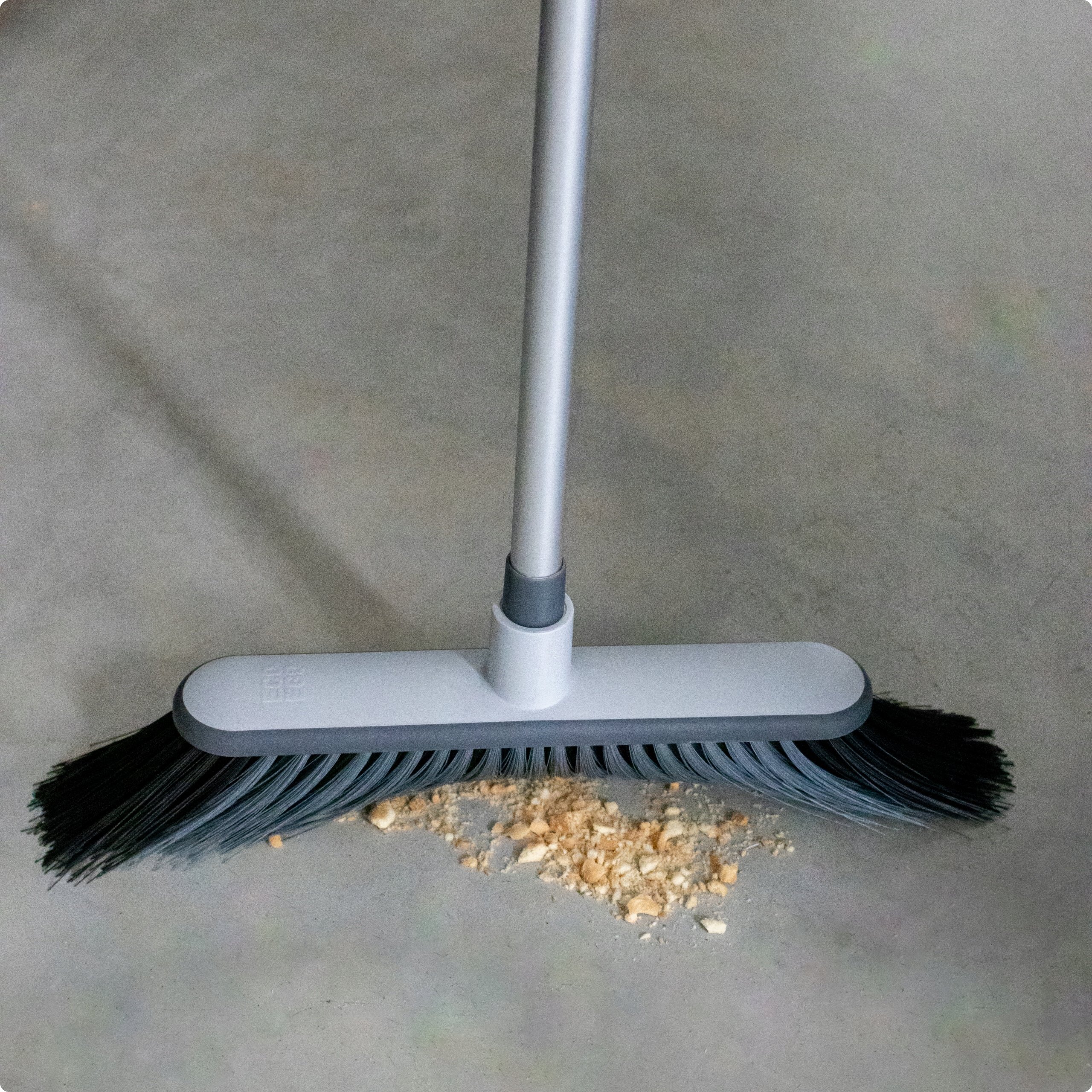 Praktyczna i regulowana miotła do sprzątania