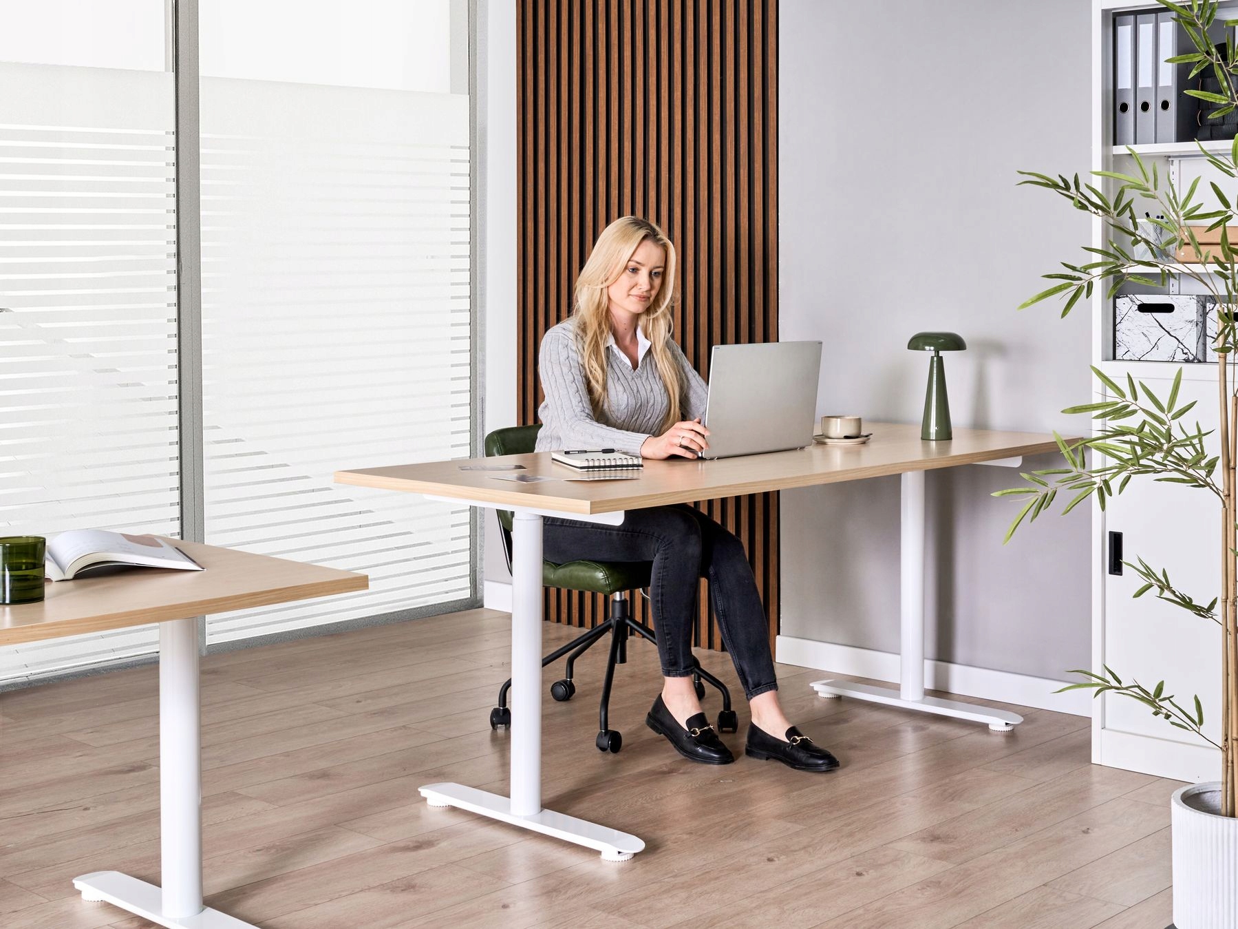 Funkcjonalność i ergonomia – Pracuj wygodnie zarówno na siedząco, jak i na stojąco
