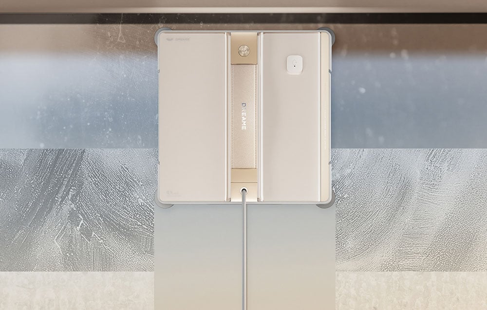 Robot do mycia szyb w trakcie czyszczenia zaparowanego i brudnego okna