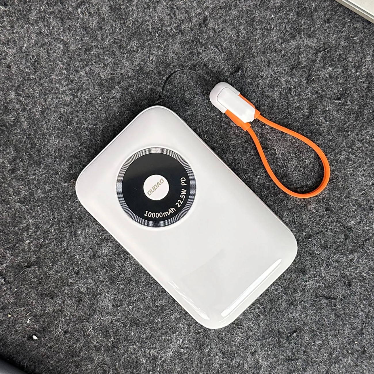 Wygodna smycz z wbudowanym kablem do ładowania