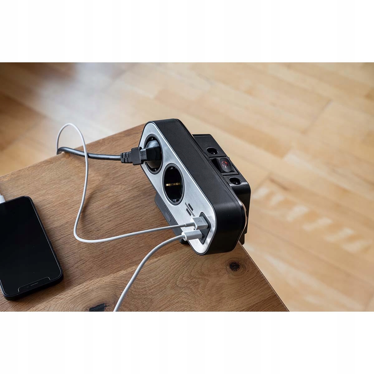 Wydajne zasilanie dzięki 10 gniazdom i 2 portom USB