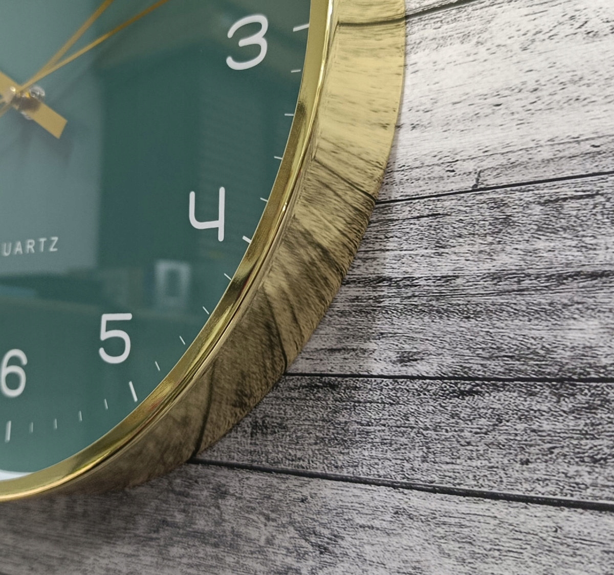 Cichy mechanizm kwarcowy z płynącym sekundnikiem