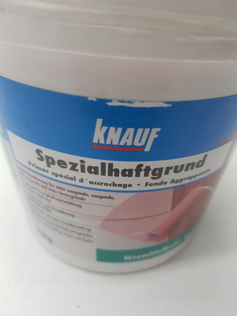 Odpowiedni do różnych podłoży – beton, cegła, gips i inne