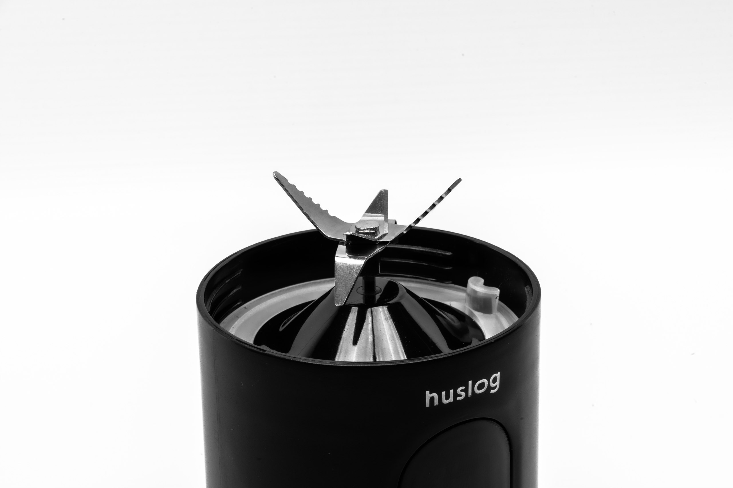 Sześć ostrzy ze stali nierdzewnej – perfekcyjne miksowanie owoców i warzyw