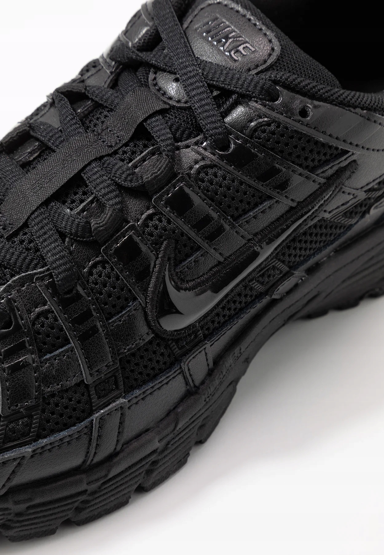 Oddychająca cholewka z siateczki i syntetycznych materiałów