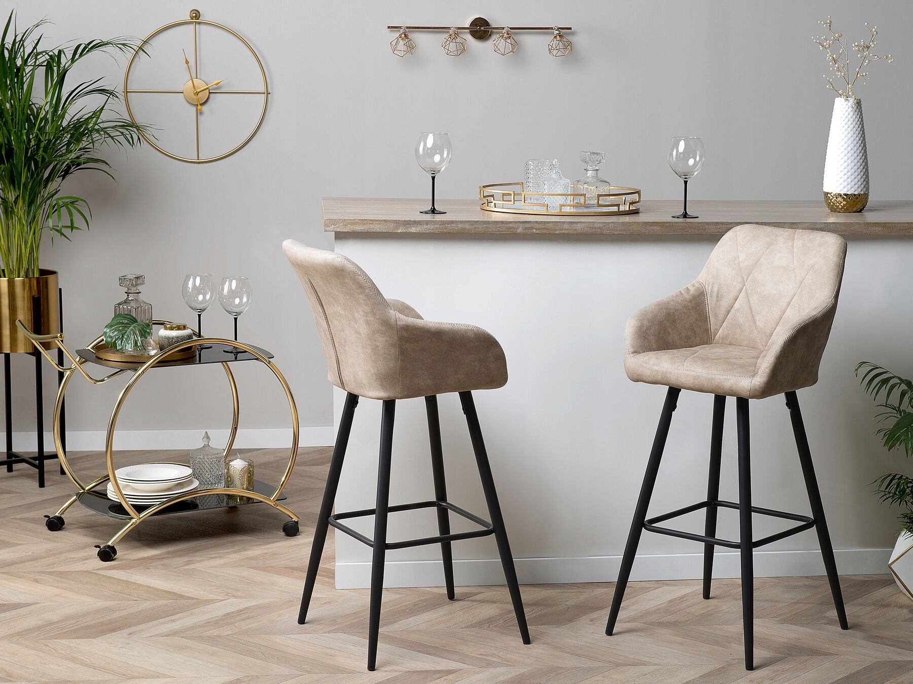 Wygodny podnóżek i pikowane oparcia