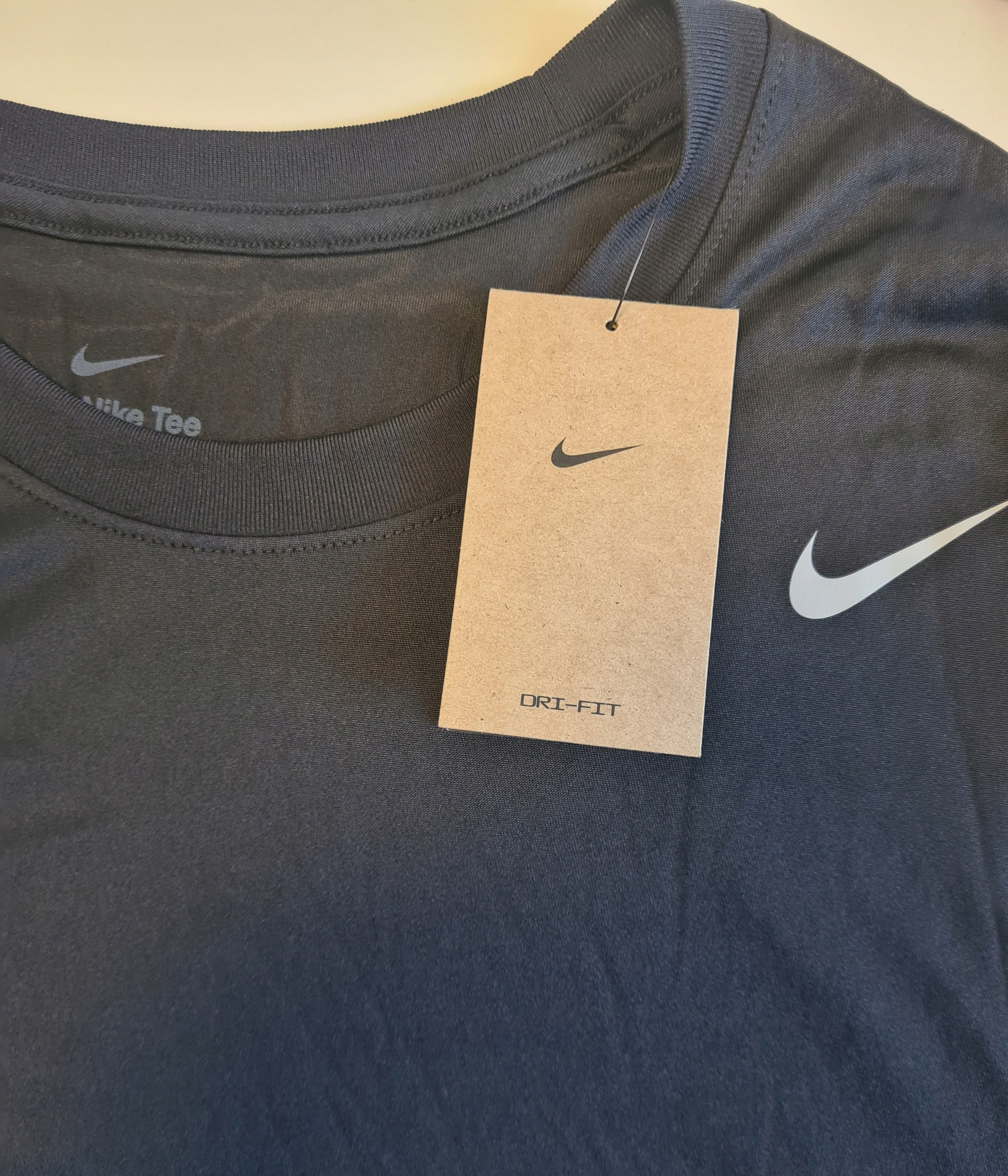 Materiał i technologia Dri-Fit dla maksymalnego komfortu
