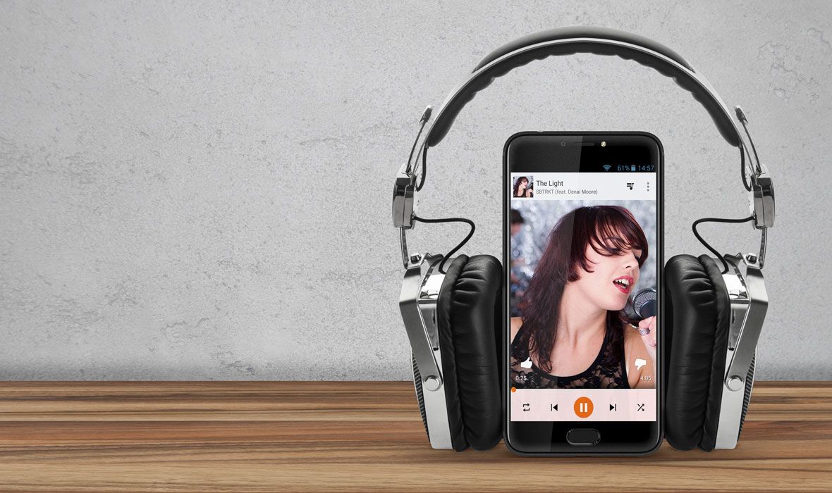 Bezprzewodowe możliwości Zapomnij o plączących się kablach! Słuchawki Kruger&Matz KM 665BT zostały wyposażone w moduł Bluetooth, dzięki któremu możesz słuchać muzyki bezprzewodowo. Zaletą jest też wbudowany mikrofon, który pozwoli Ci na wygodne prowadzenie rozmów telefonicznych.