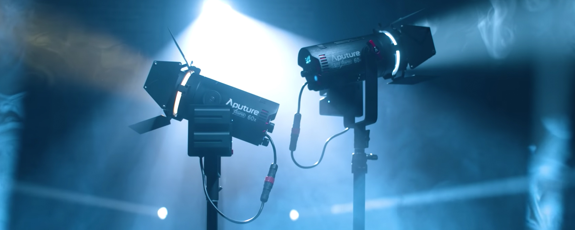 width=100% dwie świecące lampy LED Aputure Light Storm LS 60x pokazane z boku