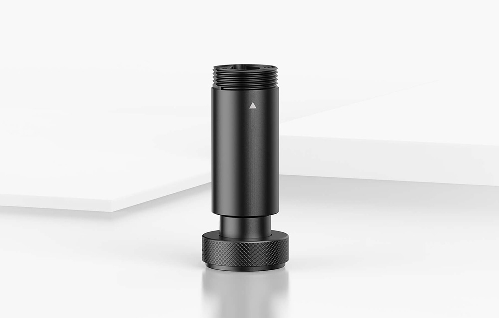 Czarny moduł osi Z z jasnym niewielkim trójkątem na białej powierzchni.