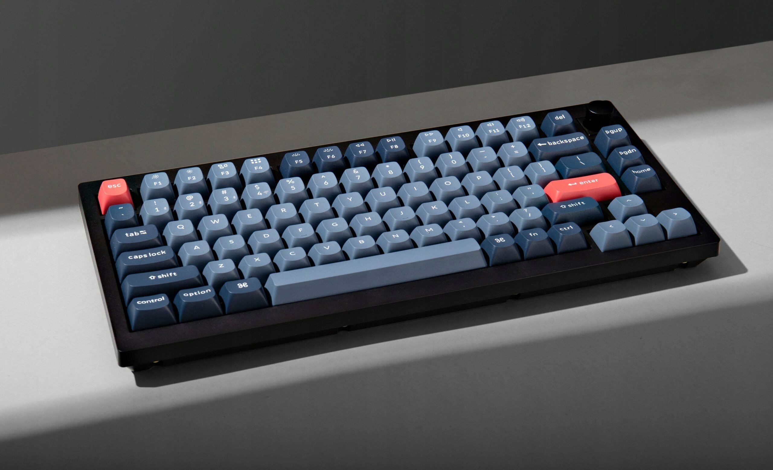 Kompaktowy układ 75% i ergonomiczna konstrukcja