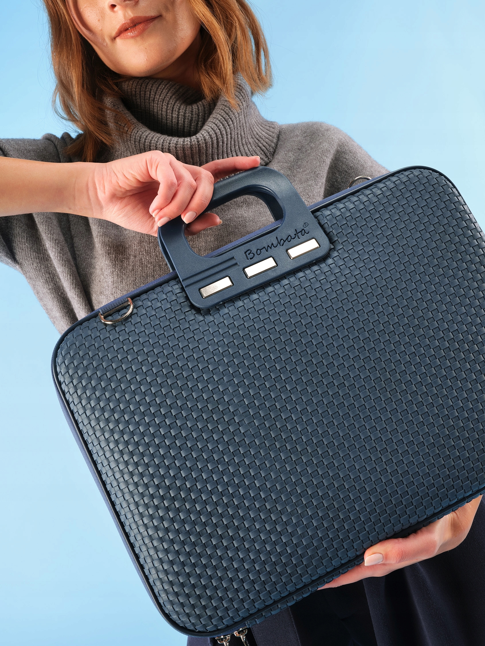 Komfort użytkowania – regulowany pasek i solidne uchwyty