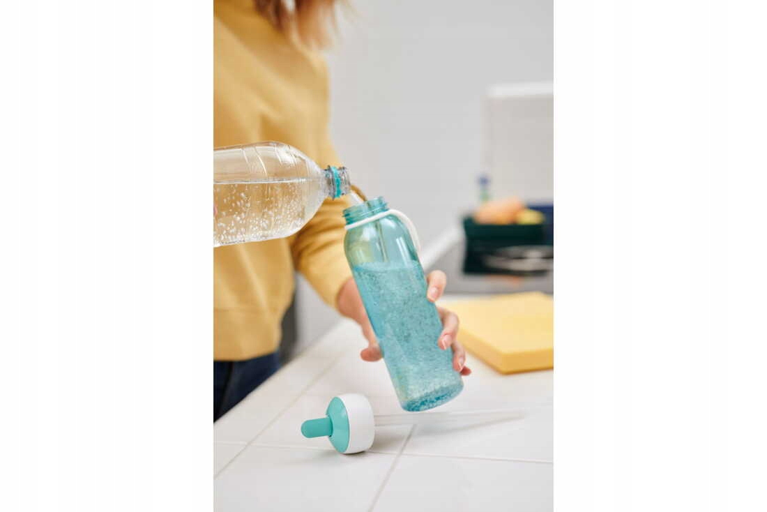 Szeroki wlew i szczelny dziobek – Łatwe napełnianie i picie