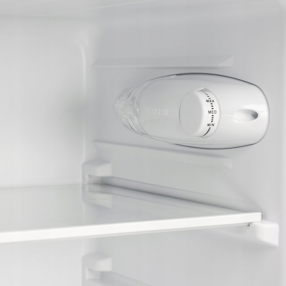 Wygodne przechowywanie – szuflada na owoce i warzywa oraz 3 półki w chłodziarce